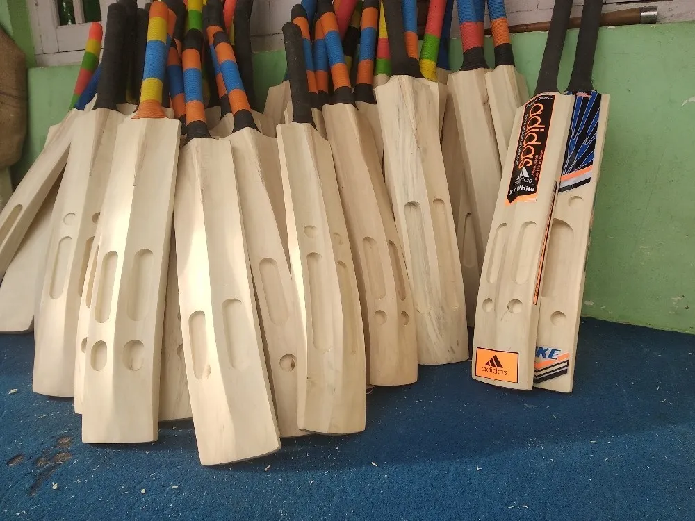 Best LightWeight Bats For Cricket